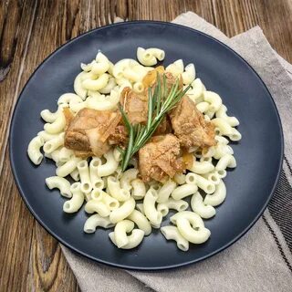 Макароны с тушеной свининой