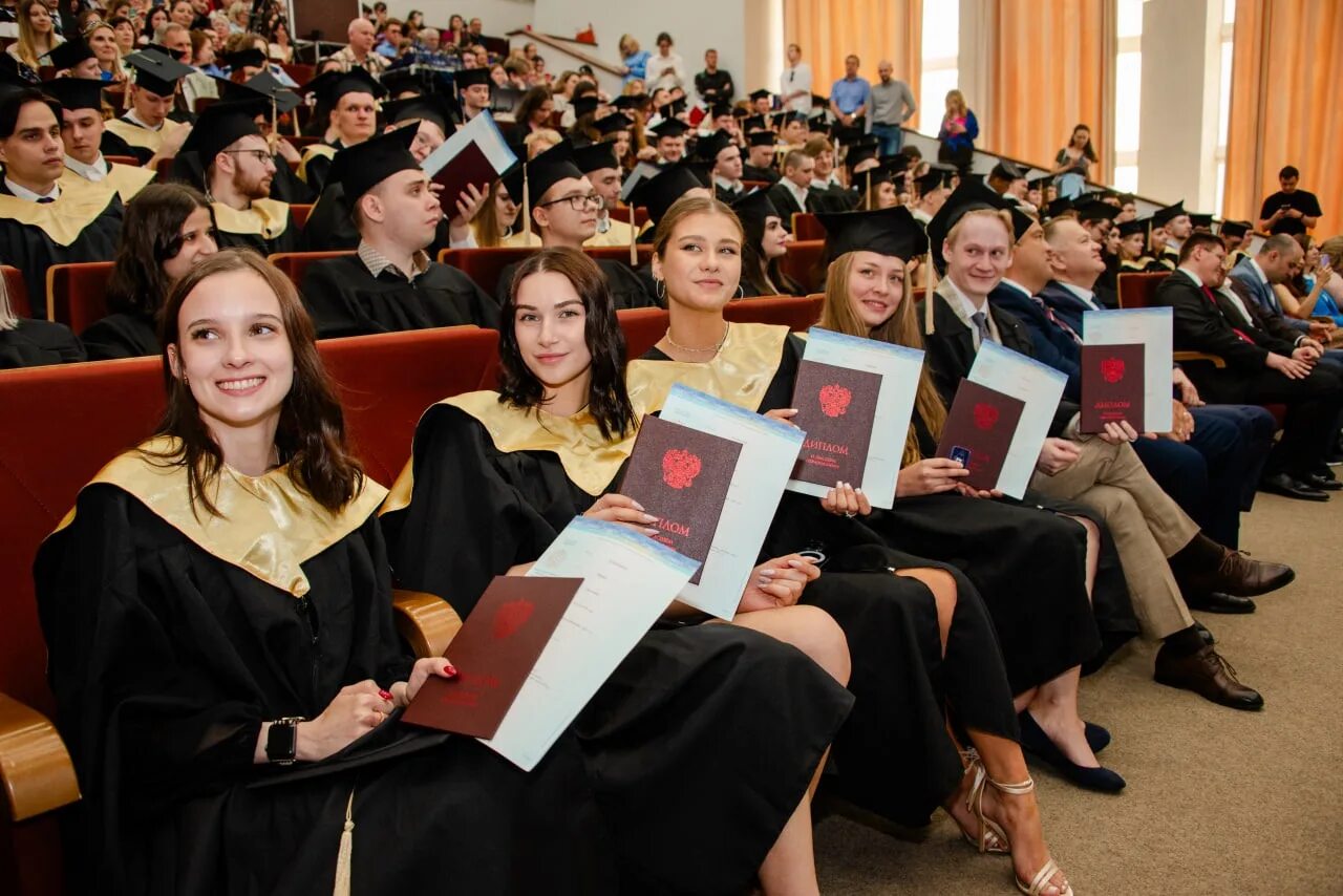 Церемония вручения диплома. Выпускной в вузе. Вручение дипломов. Вручение дипломов картинки.