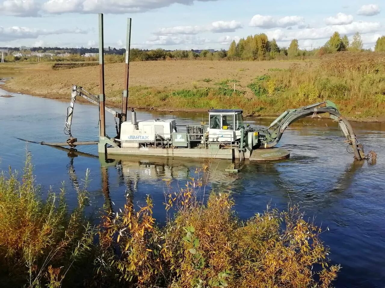 Озеро земснаряд. Земснаряд Watermaster 4044. Озеро земснаряд Куровское. Земснаряд Ярцево озеро. Земснаряд для очистки русла реки.