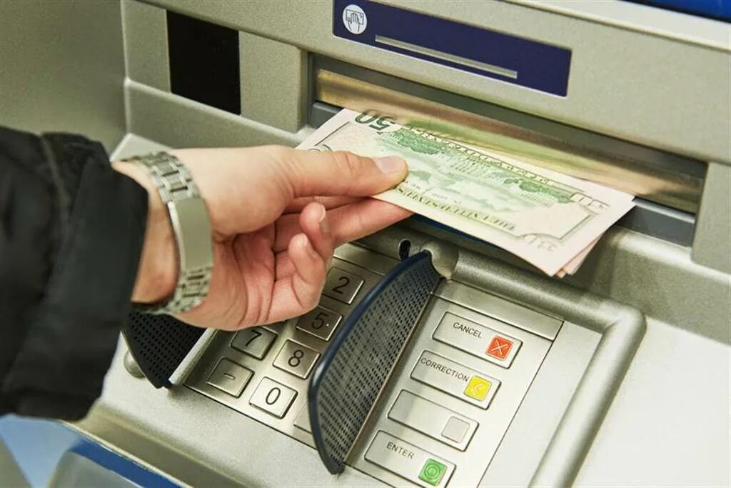 Банкомат. ATM Cash Machine. Доллары из банкомата. Cash withdrawal.