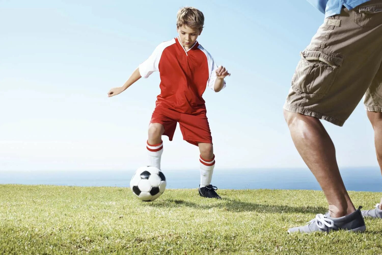 Peter started to play football because. Ребенок с футбольным мячом. Ребёнок с мячом на футбольном поле. Мяч для детей. Мальчик с футбольным мячом.
