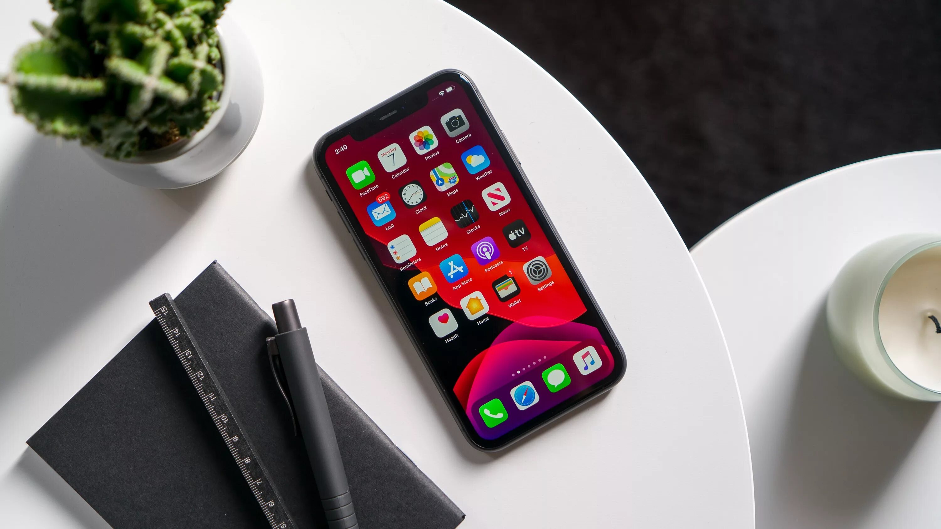 Apple iphone 13. Apple iphone 14 Pro. Новый айфон. Смартфон на столе. Мобильный телефон на столе