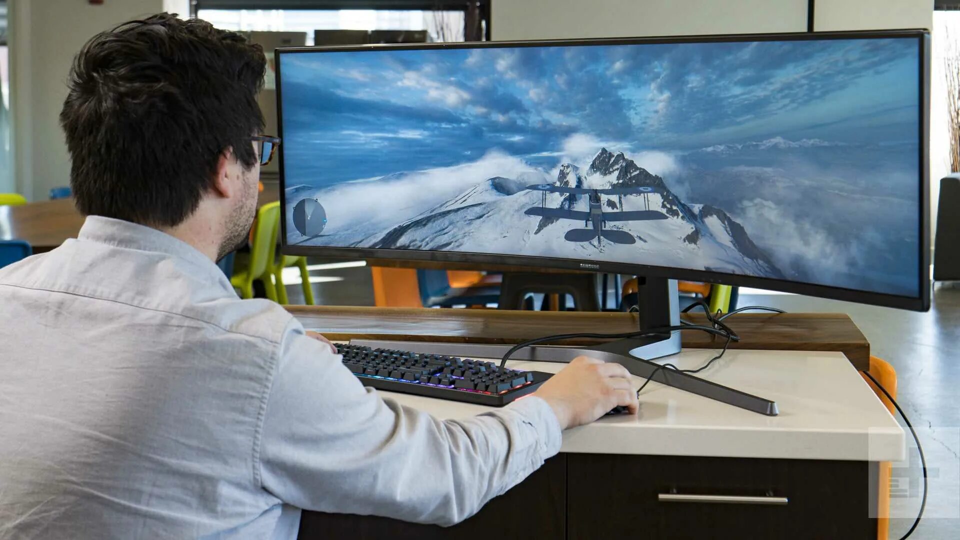 Какой монитор нужен для игр. Samsung chg90. ultrawide монитор samsung. samsung chg90 macbook. samsung ультравайд монитор.