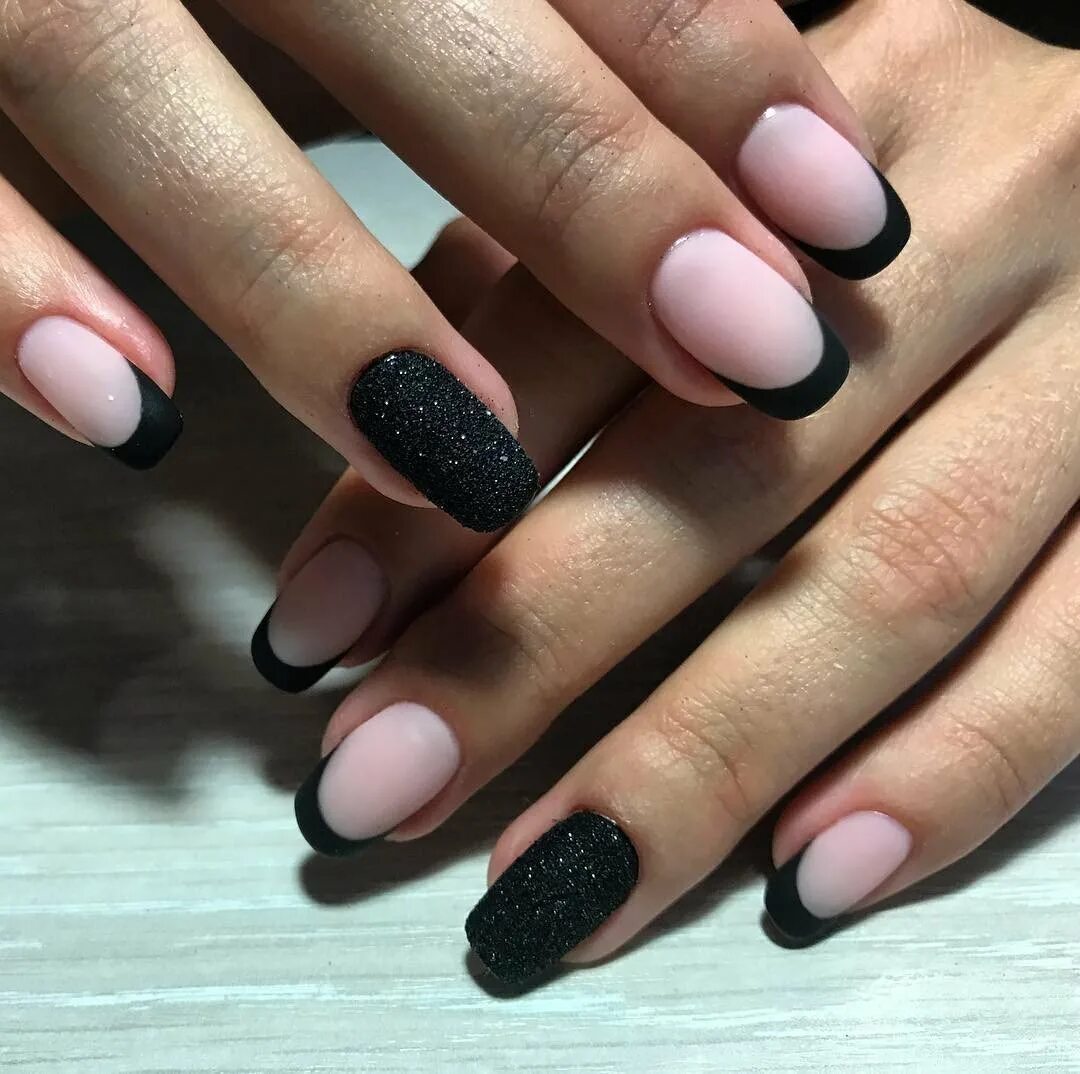 французский маникюр черный с белым. темный маникюр. черные ногти. черный маникюр. красивый маникюр черного цвета.