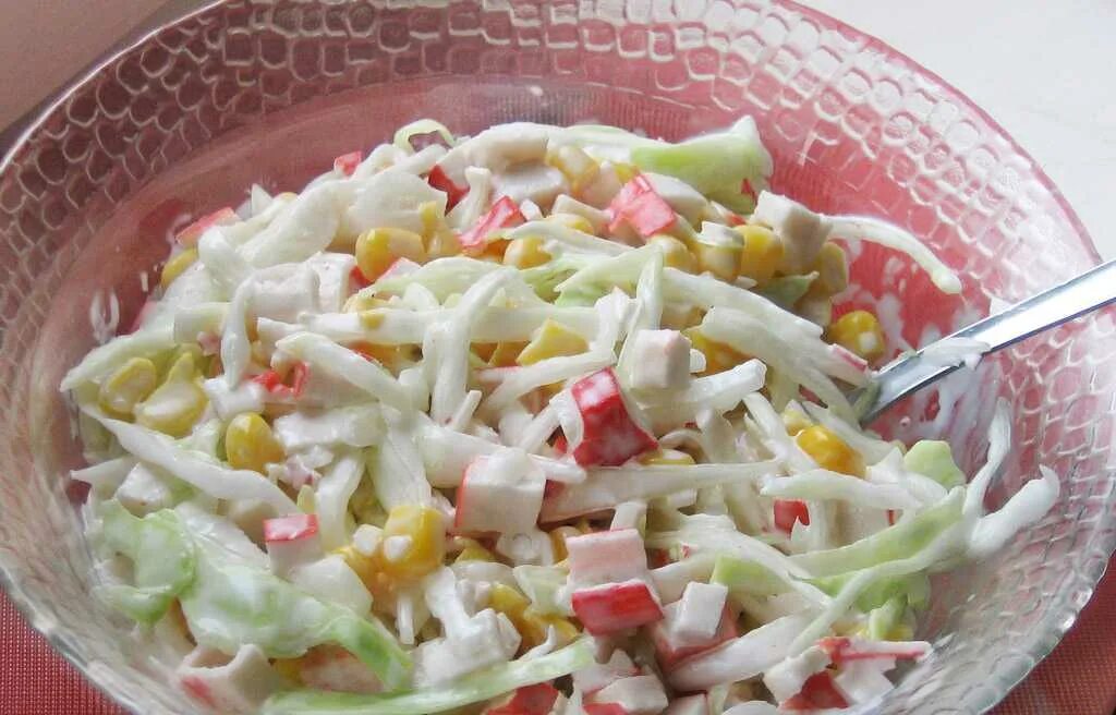 Салат с пекинской капустой и крабовыми. Салат с крабовыми палочками кукурузой пекинской капустой огурцом. салат с пекинской капустой и крабовыми палочками и кукурузой. салат с крабовыми палочками и кукурузой и капустой. салат с крабовыми палочками и пекинской капустой.