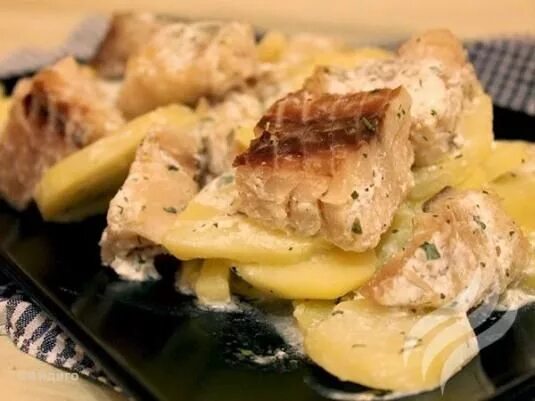 Судак в духовке в сметане с луком. Запеченная рыба в духовке со сметаной. Судак в сметанном соусе. Судак запеченный в духовке в сметане. Судак в фольге.