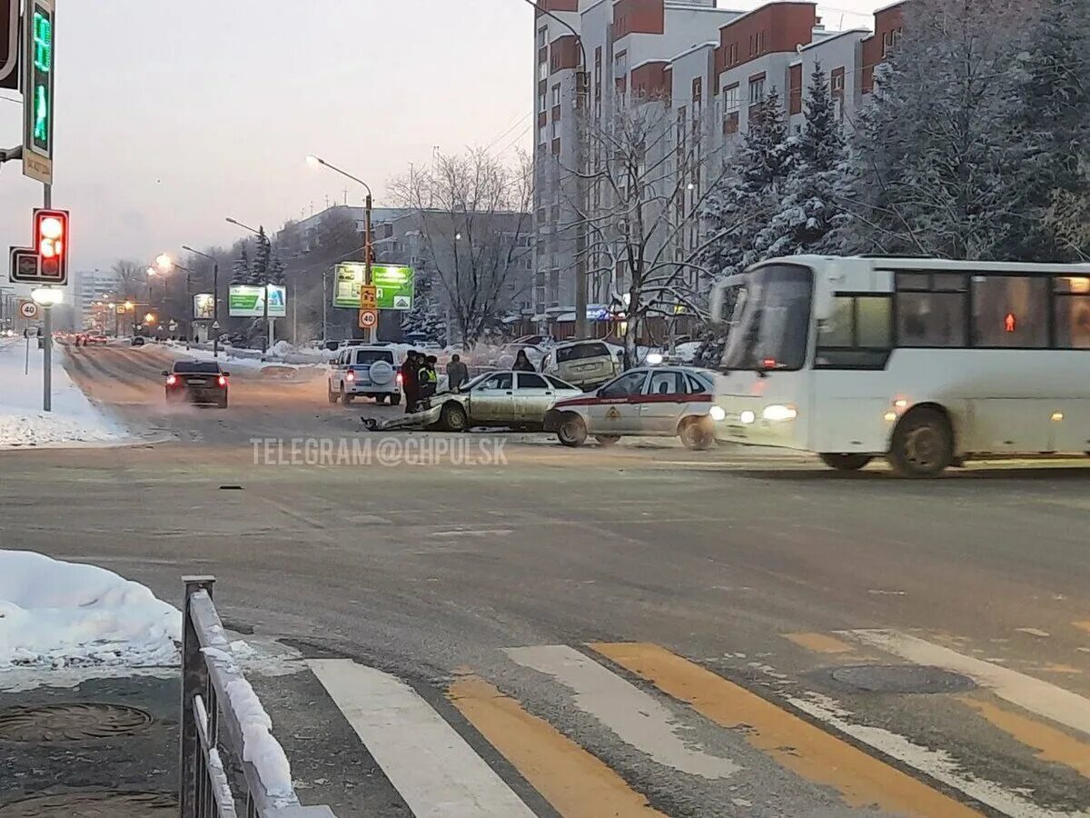 8 25 утра. ЧП Ульяновск Кузоватовская. Авария на Рябикова Ульяновск. Авария в Ульяновске на Кузоватовской. Авария в Ульяновске сегодня на Рябикова.
