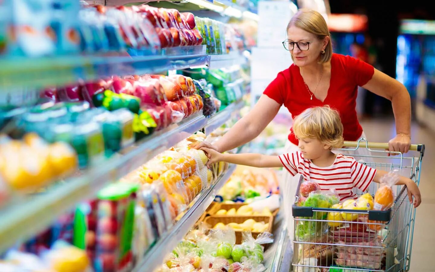 Продукты в супермаркете. Магазин продукты. Продуктовый магазин. Покупатель в магазине.