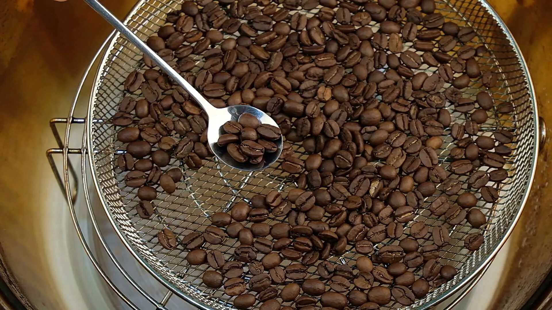 Кофейные зерна. Обжарка кофе. Жареные кофейные зерна. Кофе жареный в зернах. Как делать домашнее кофе