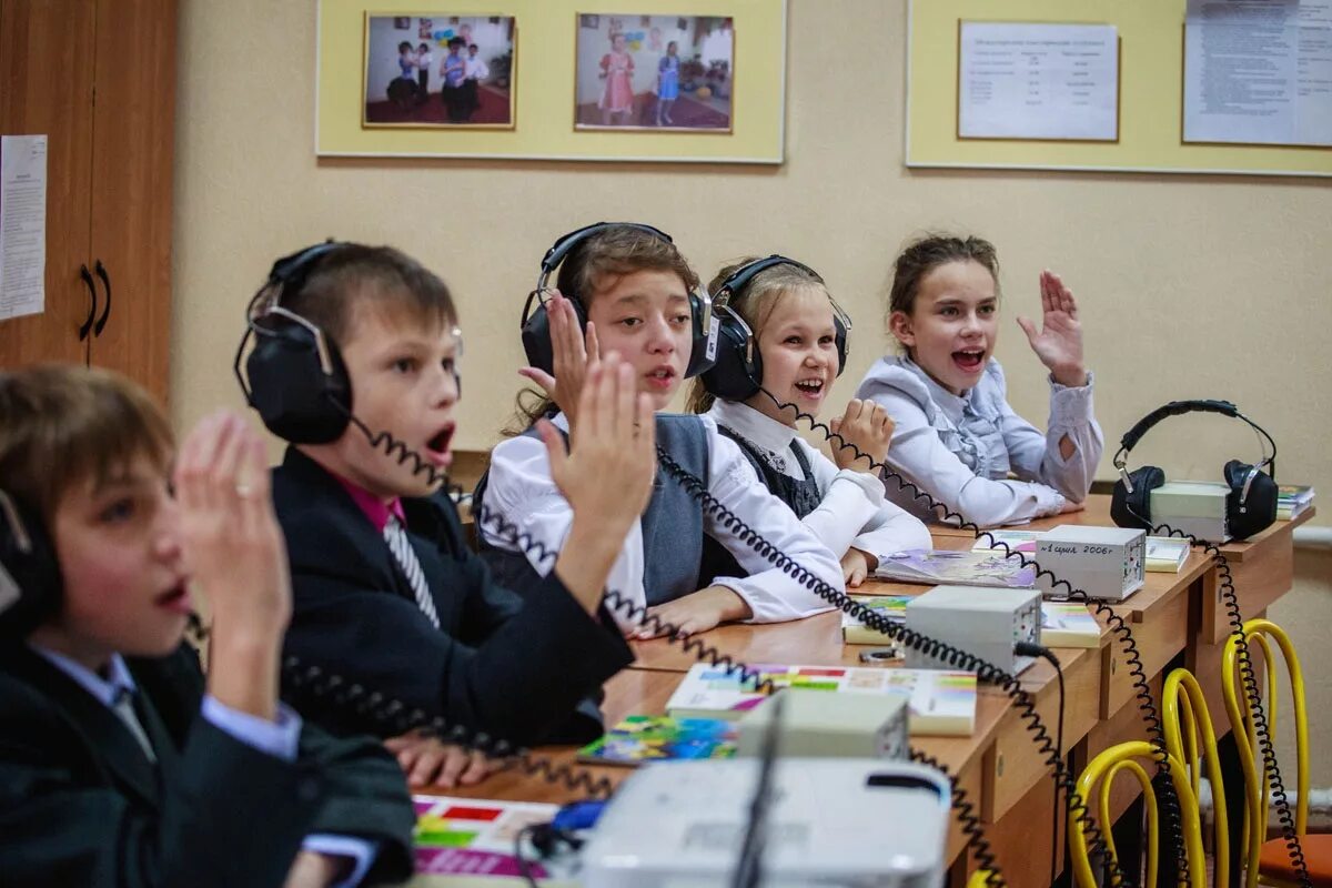 Школа для глухих и слабослышащих детей в Москве. Глухие дети в школе. Школа для глухонемых. Глухие и слабослышащие дети.