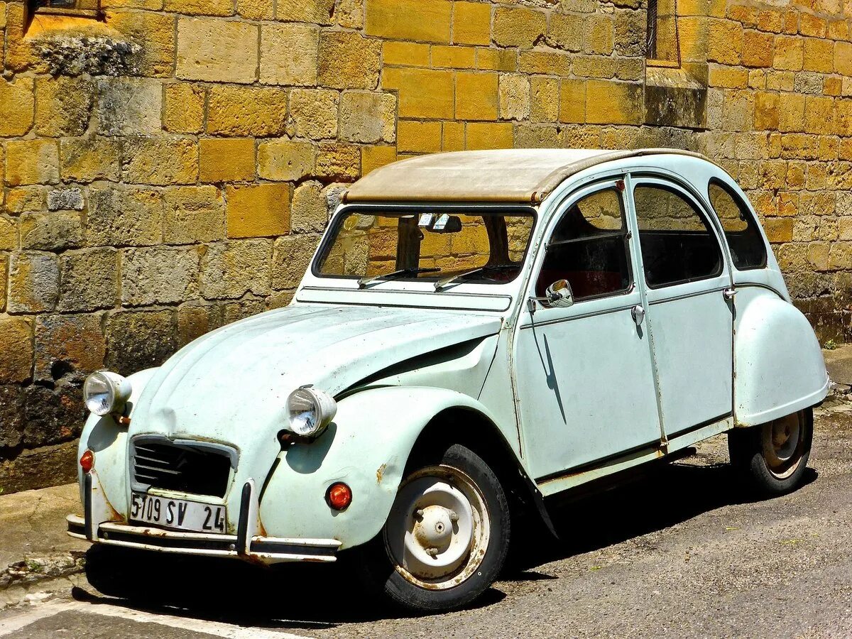 Машины древности. Citroen 2cv Ржавый. Старые автомобили. Древний автомобиль. Древние машины.