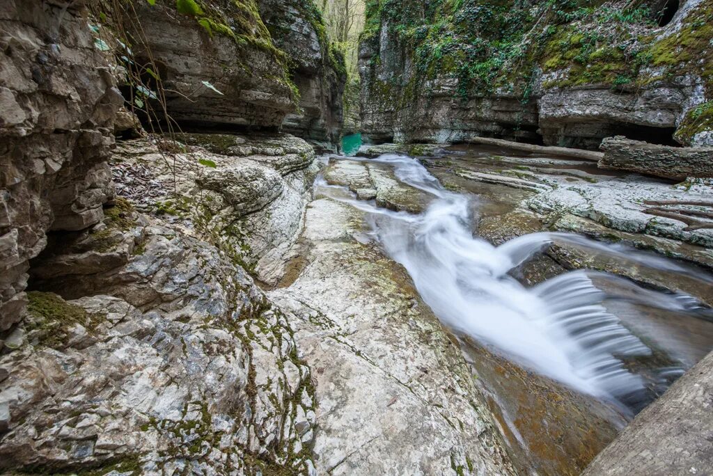 Агурский водопад сочи. Агурские водопады хоста. Агурское ущелье и водопады. Каньон чертовы ворота сочи. Агурское ущелье в сочи.