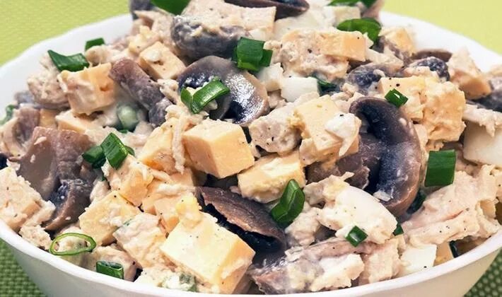 Салат курица шампиньоны орехи. Салат шампиньоны с курицей и сыром. Салат с сухариками и шампиньонами. Салат с сырыми шампиньонами и курицей. Салат с грибами и сухариками.