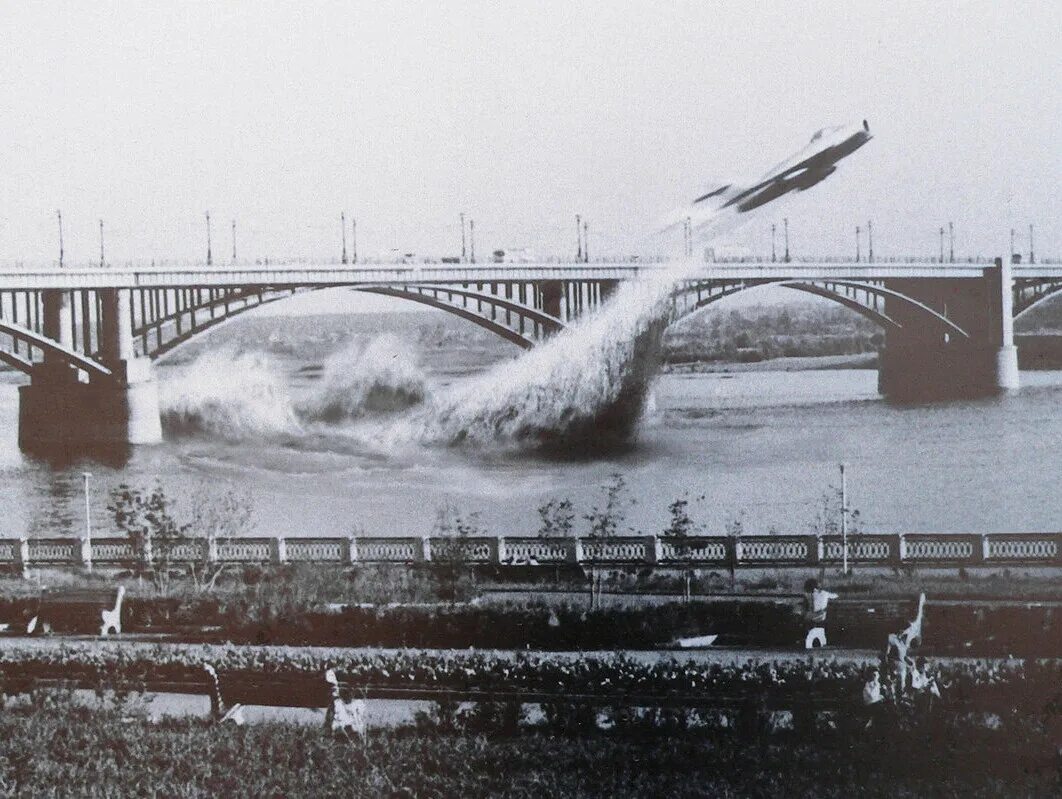 Чкалов под каким мостом. Миг 17 1965 под мостом. пролёт миг-17 под мостом. новосибирск пилот пролетел под мостом. миг 17 под мостом в новосибирске.