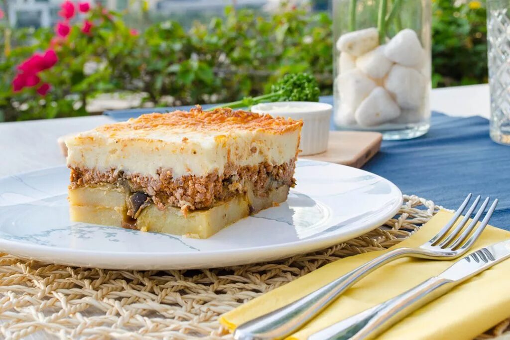 Греческая кухня баклажаны мусака. Мусака блюдо. Мусака блюдо. Мусака блюдо. Бешамель для мусаки.