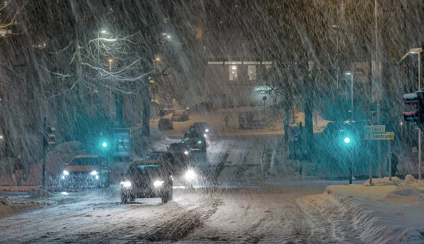 Метель в городе. Снежная буря в городе. Снегопад в городе. Зимний город метель. Сильный снег ночью