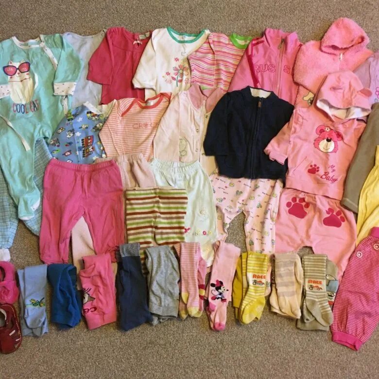 вещи для детей. магазин одежды для детей. большие детские вещи. вещи женские детские. детская одежда на вешалке.