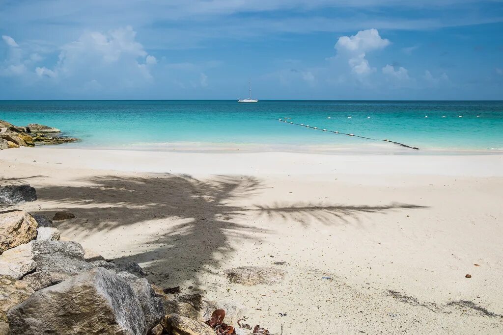 Island beach 2. Пляж Дрим Бич. Остров Антигуа. Антигуа пляжи. Остров бичи.