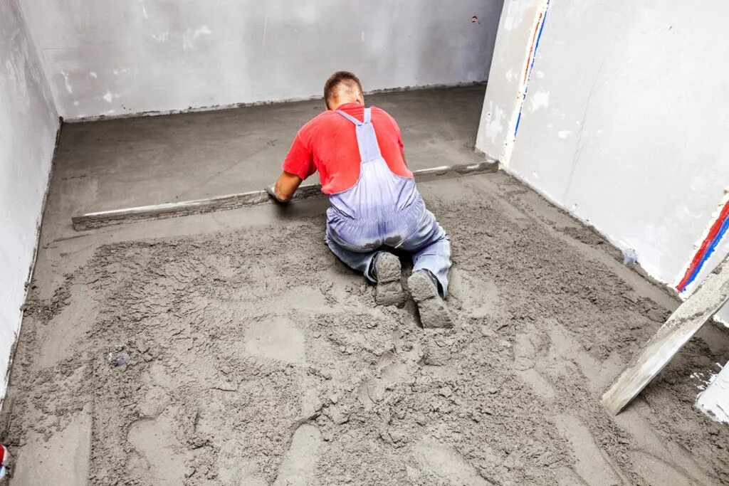 Укладка полусухой стяжки пола. Можно ли делать отмостку полусухой стяжкой. Стяжка во дворе. Армированная цементно-песчаная стяжка разуклонка. Полусухая стяжка на улице.
