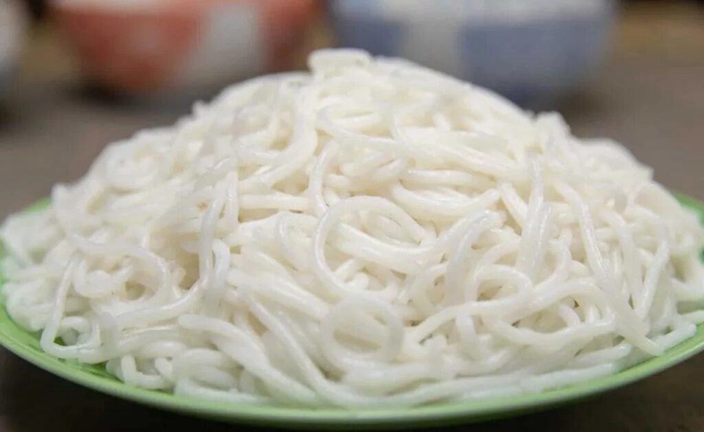 Рис лапша меню. Рисовая вермишель. Рисовая лапша. Салат с лапшой. Жареная рисовая лапша.