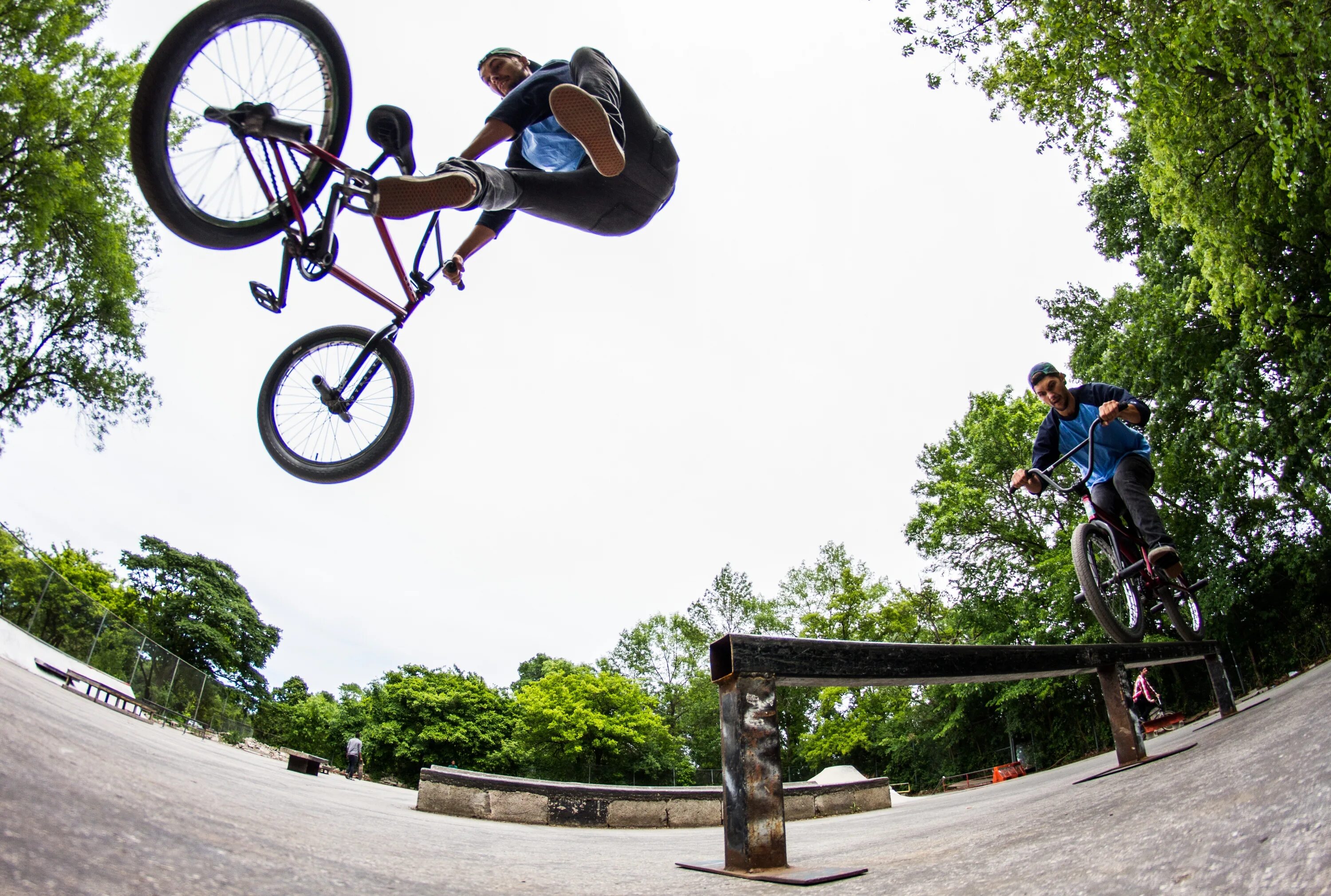 Трюк летающий велосипедист. BMX Skate Park трюки. Скейт парк для бмх. Парк экстремальных видов спорта. Велосипед BMX катание.