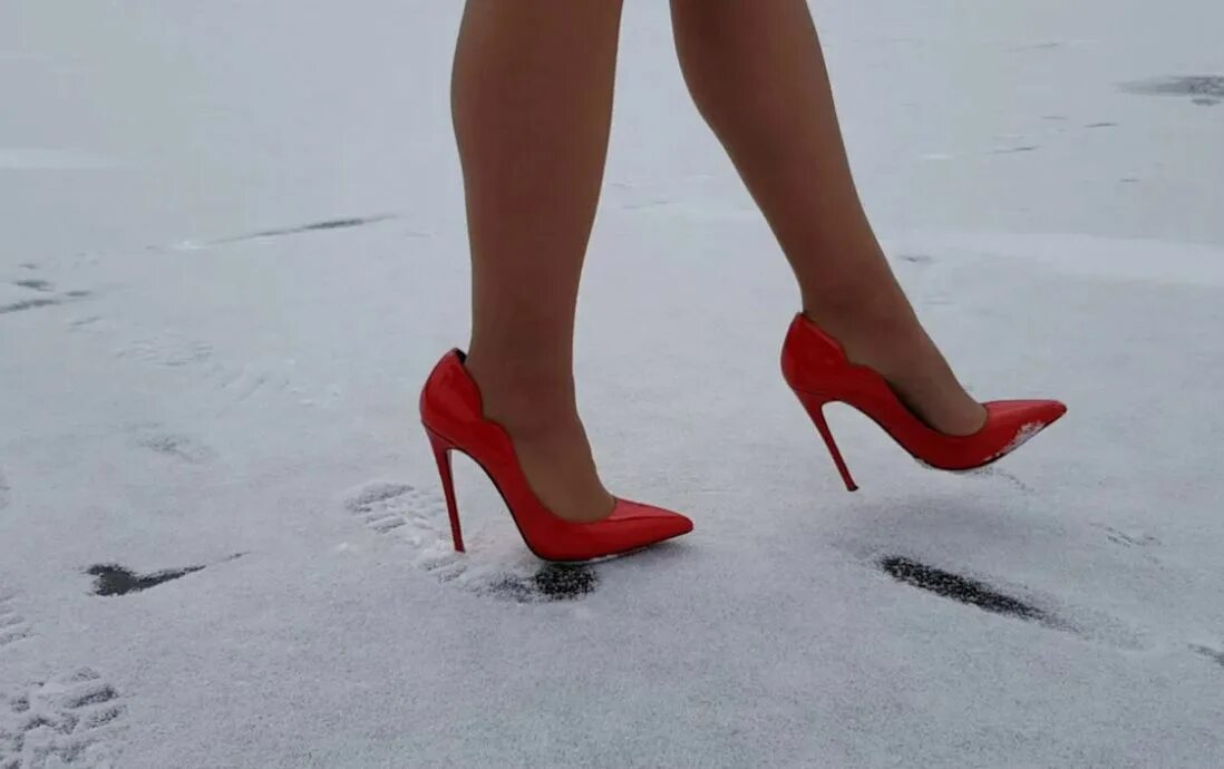 Топоча каблуками по пустынной палубе поспешно. Зимой в туфлях. Ноги в туфлях. Зимой на каблуках. В туфлях по снегу.