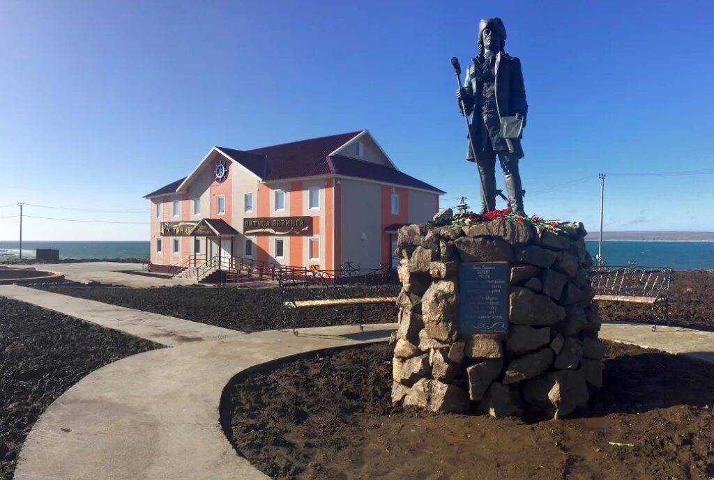 Остров Беринга село Никольское. Село Никольское Командорские острова. Памятник Витусу Берингу на Командорских островах. Остров Беринга село Никольское Камчатский край. Никольское алеутский