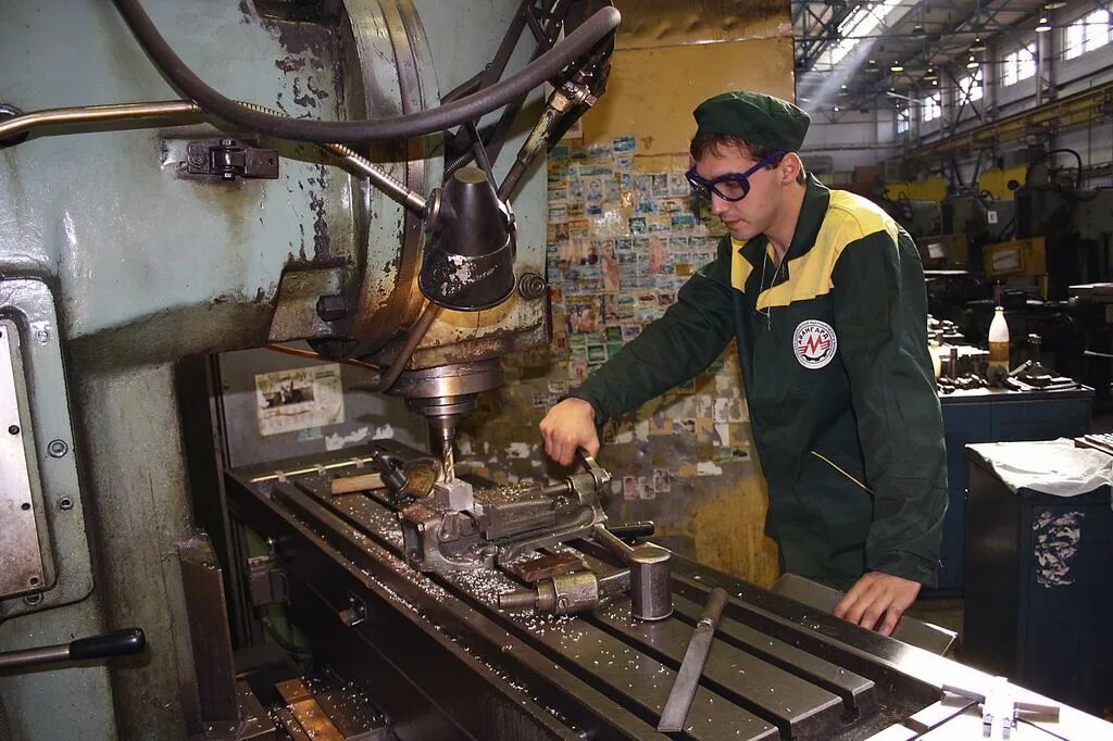 Станочник широкого профиля. Инструментальный цех. Фрезеровщик на станках. Токарь фрезеровщик. Сверловщик фрезеровщик.