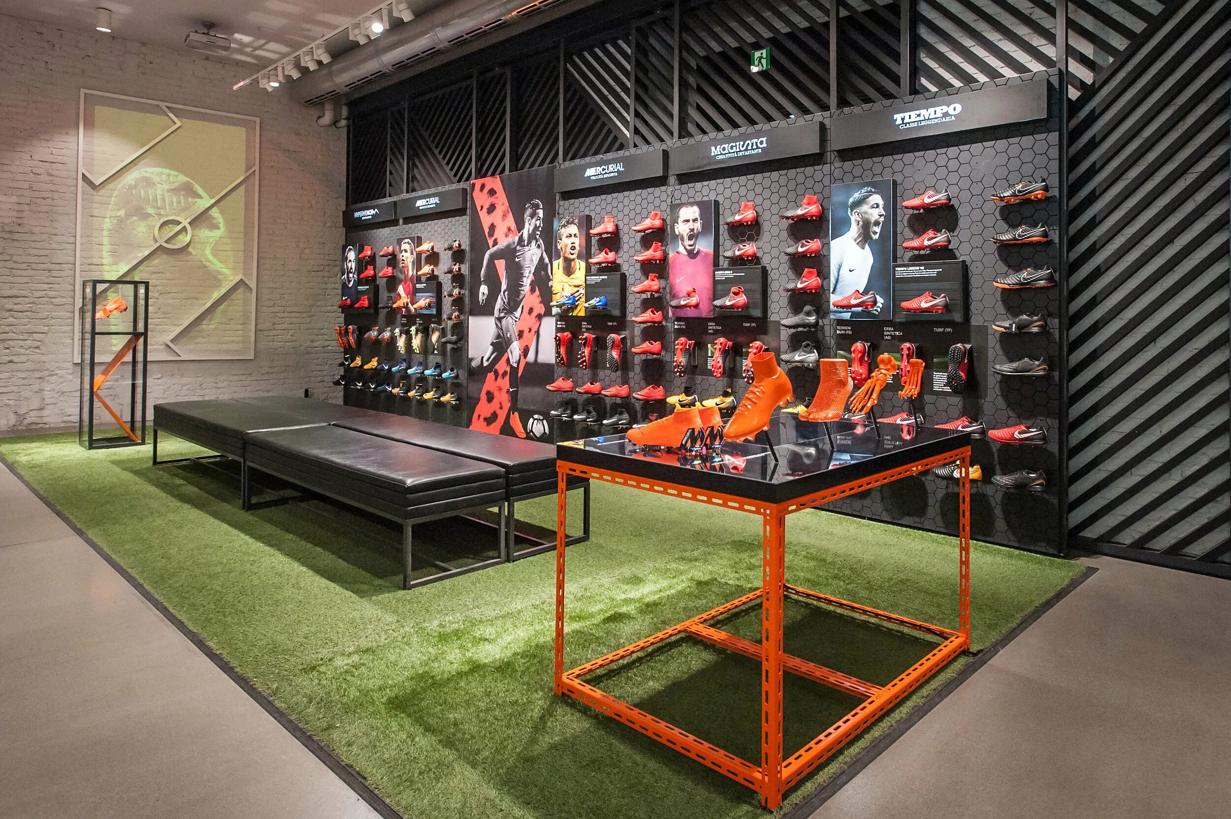 Купить магазин nike. Nike Store ROMA. Nike ROMA Corso. Магазин найк. Витрина магазина найк.