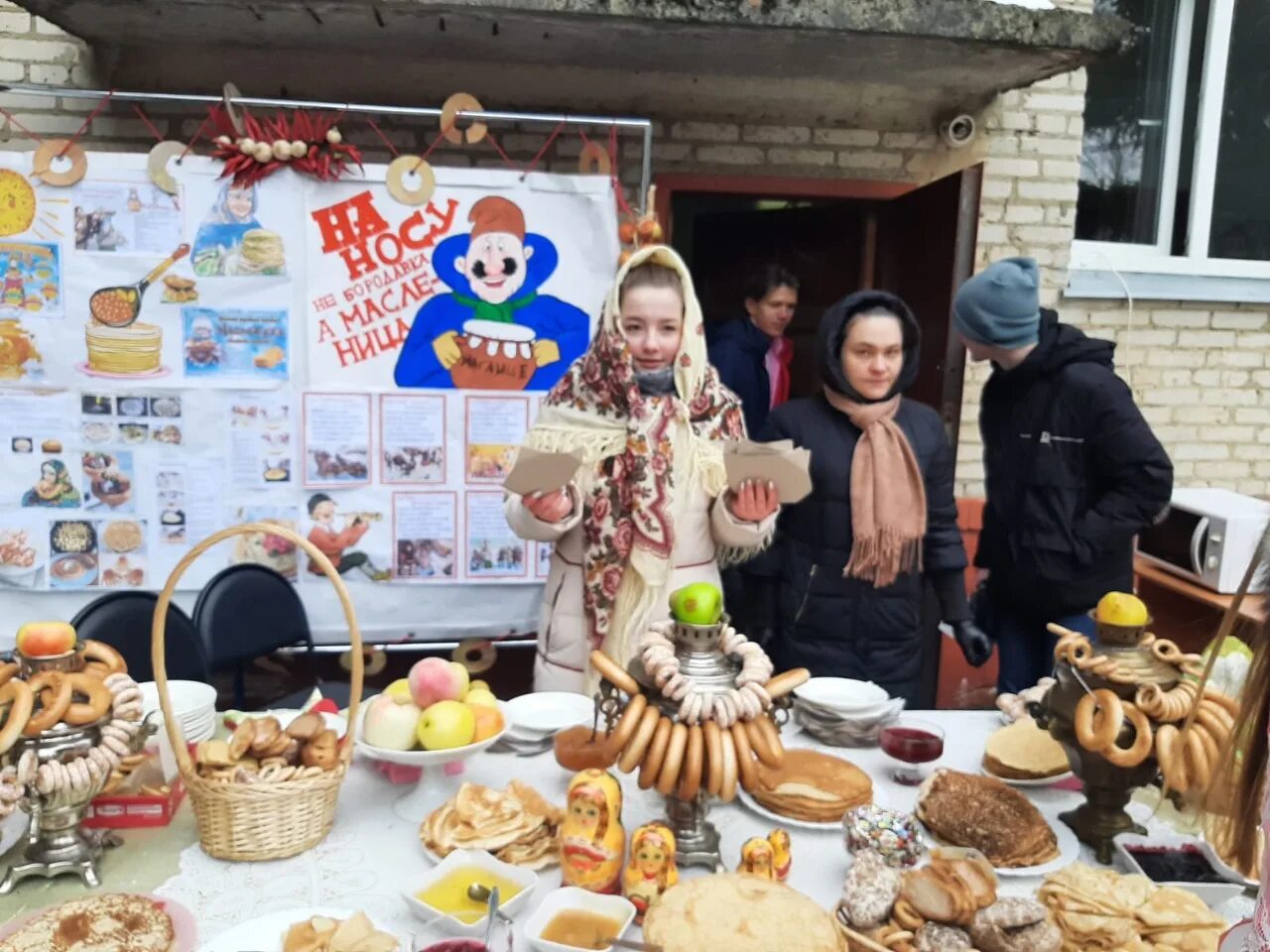 Масленичные гуляния конкурсы. Масленичные гуляния стол в школе. Масленичные гуляния марафон. Гуляния Масленицы в Астрахани 2024.