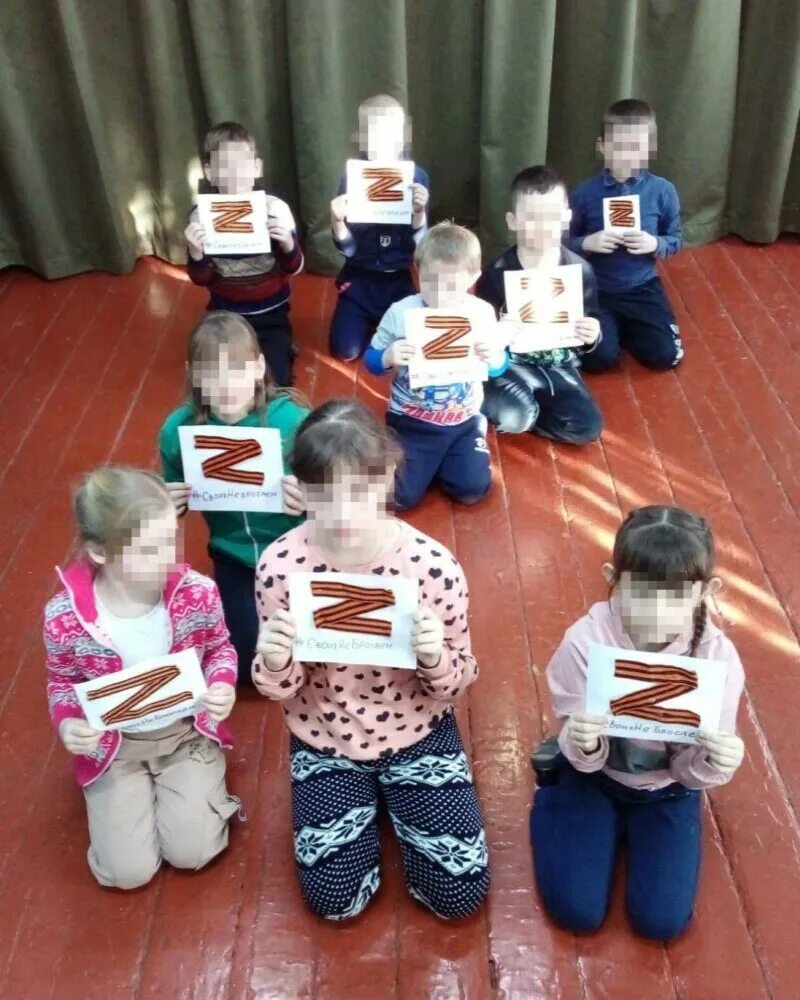 С днем учителя на грузинском. Детей в школах ставят на колени. Ребенок наказан. Детей в школах ставят на колени. Стоять на коленях на горохе.