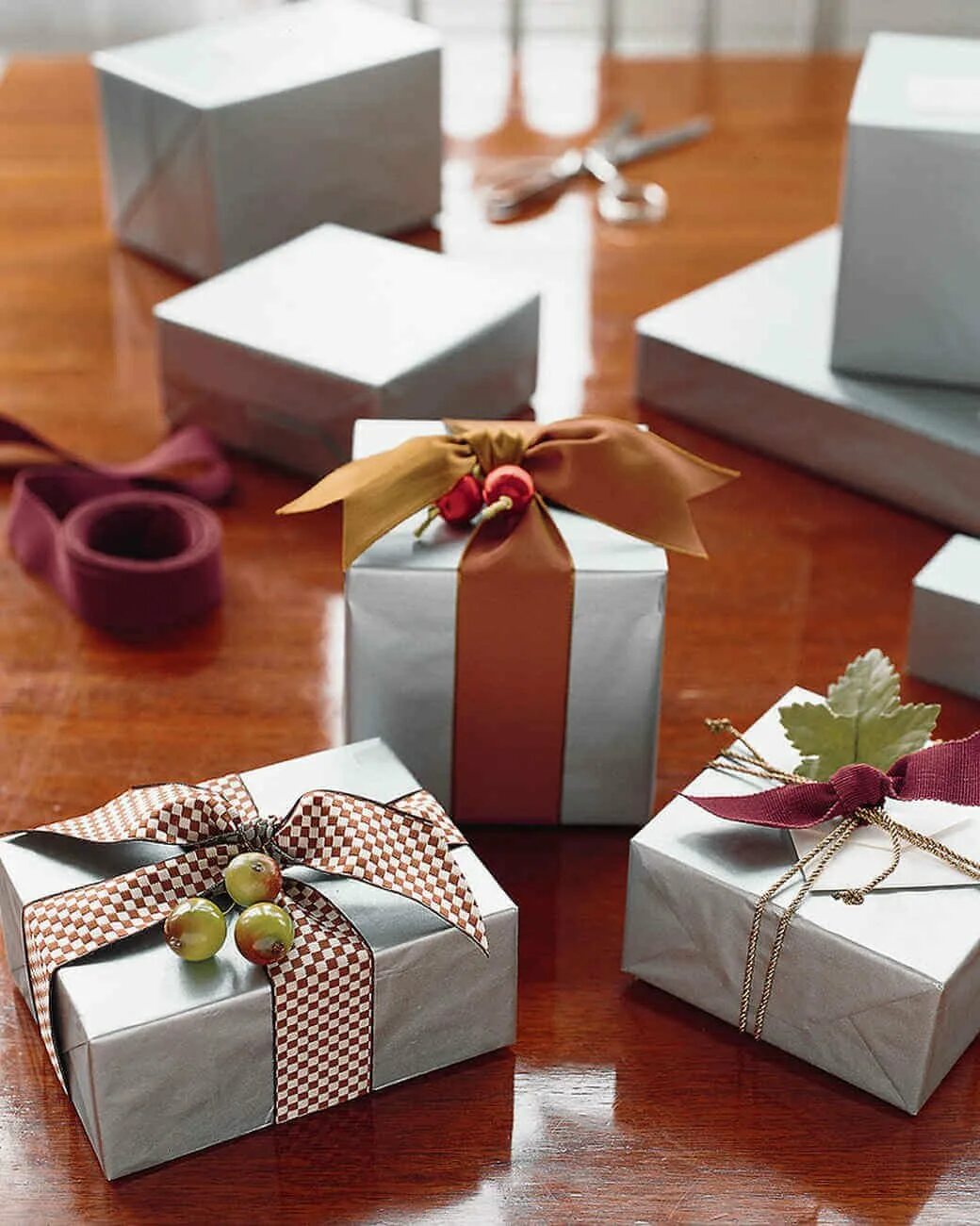 В каких магазинах упаковывают подарки. Красивая коробка для подарка. Красивая упаковка подарков. Декор подарочной коробки. Красивые коробки для упаковки подарков.