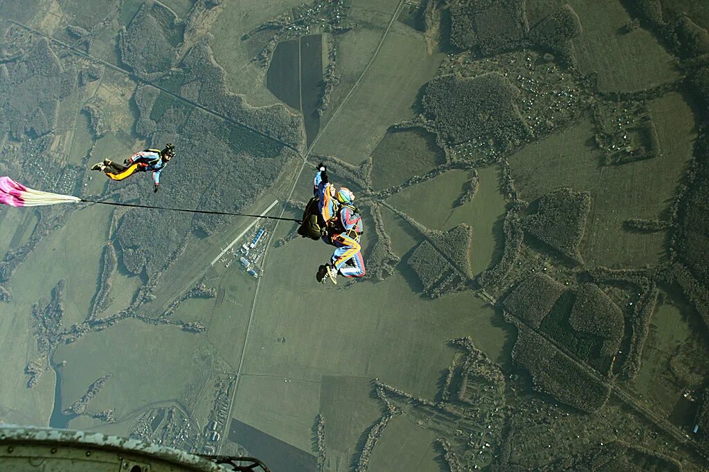 С высоты 1 час. Прыжок с парашютом 800м. Ил 2 Штурмовик прыжок с парашютом. Прыжок с парашютом 1000 метров. Вид с парашюта на землю.