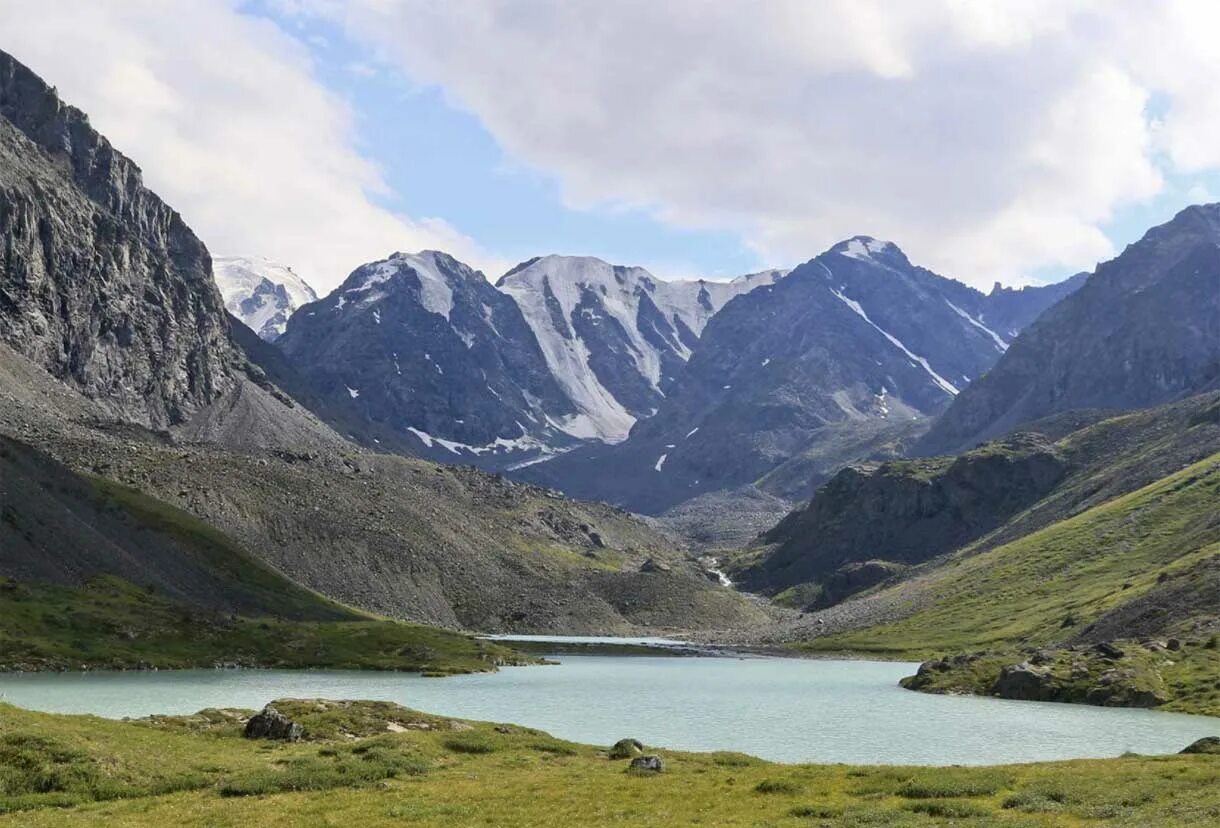 В какой стране находятся горы алтай. Гора Белуха Шамбала. Шамбала ворота Алтай. Кавказские горы Уральские горы Алтай. Ворота Шамбол на Алтае.