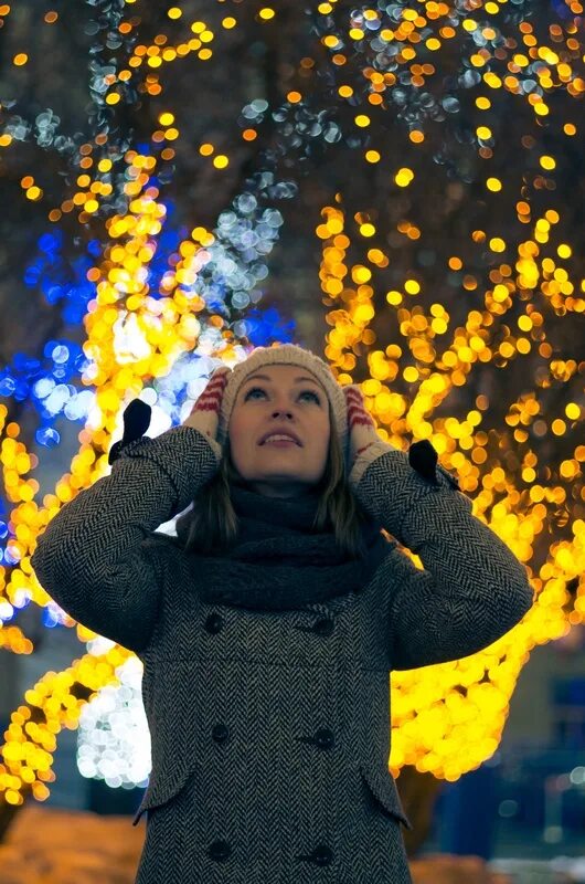 Съемка ночью. Портрет на длинной выдержке. Ночная съемка идеи. Девушка вечером на улице. Разные shutter speed 1/10.