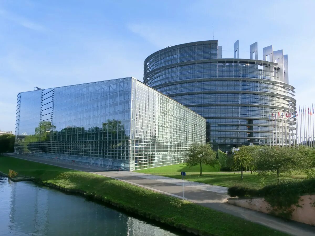 Здание европейского парламента в Страсбурге. Здание Европарламента в Брюсселе. Европейский парламент в Strasbourg. Здание Евросоюза в Страсбурге.