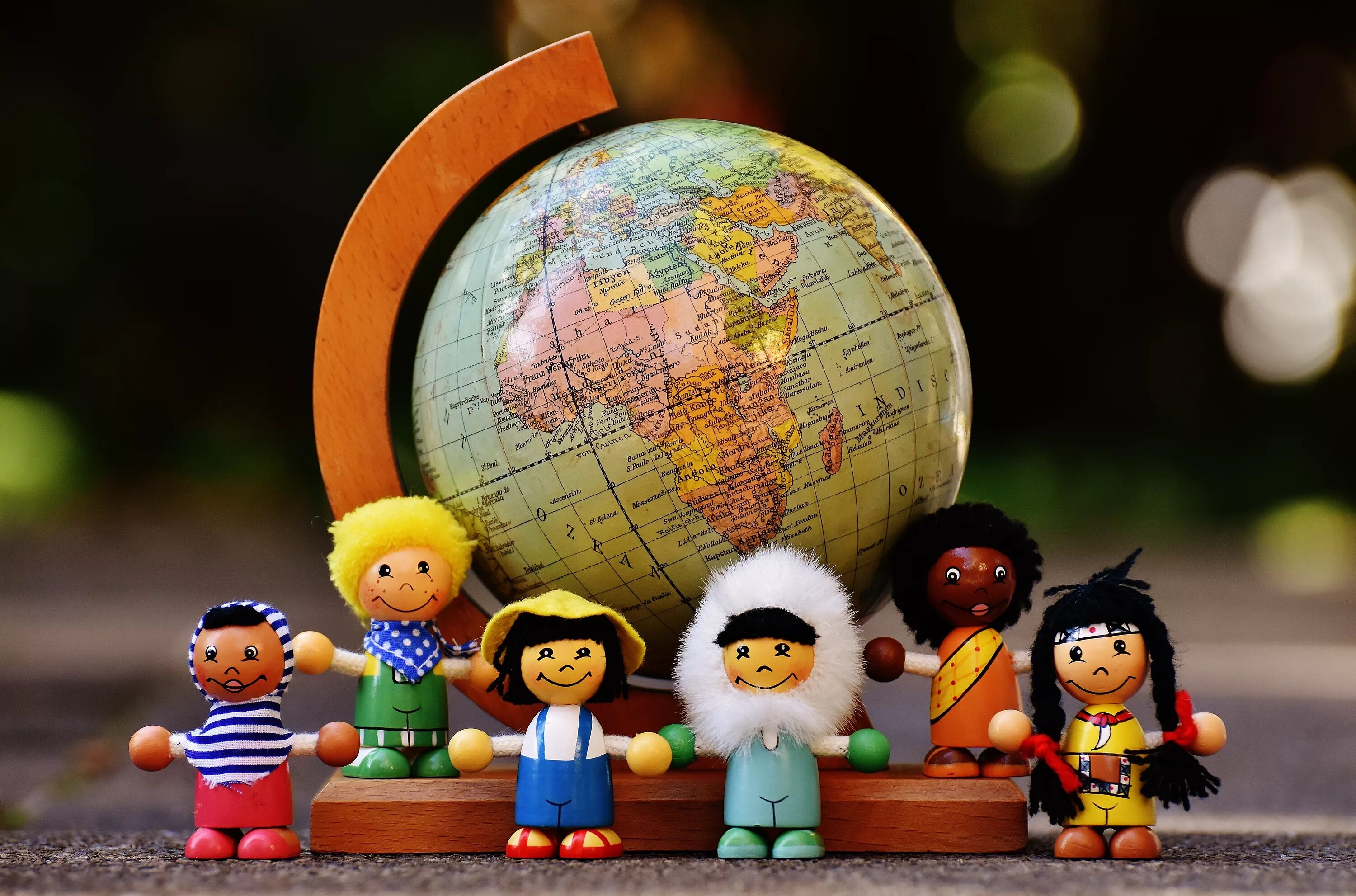 Мир Дружба народов. Глобус для детей. Дети разных стран.