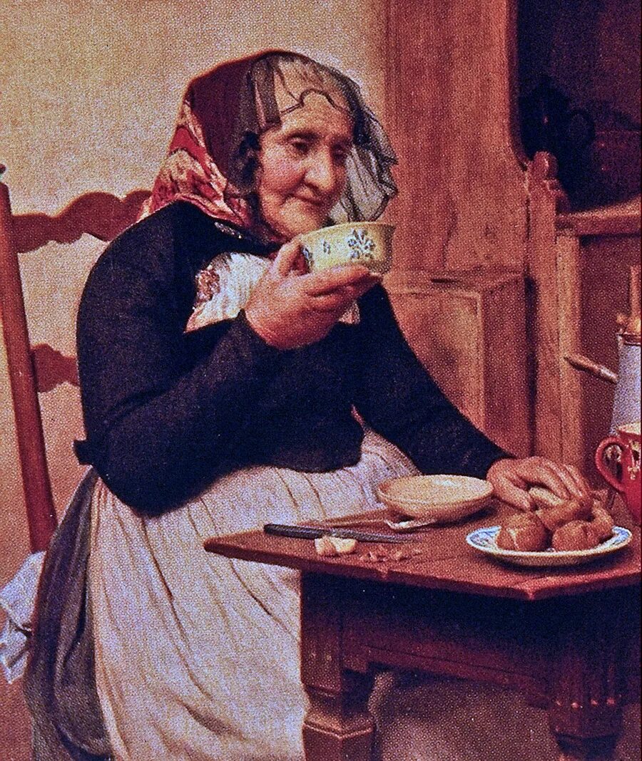 Картина. Бабушка сидящая за столом. Семейное чаепитие. Бабушка пьет чай. Бабушка сидит за столом.