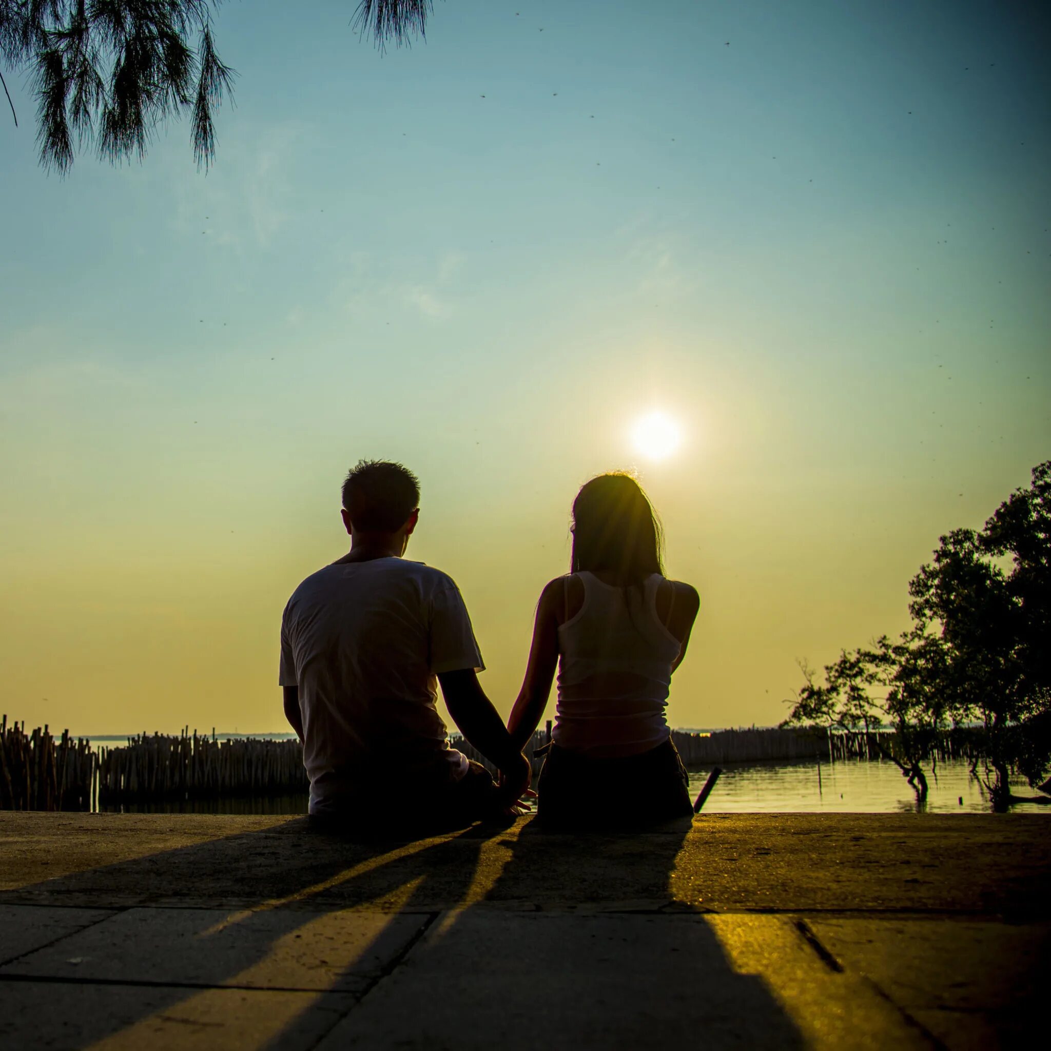 любовь отношения. влюбленные со спины. влюбленная пара со спины. пары обнимаются. пара обнимается на природе.