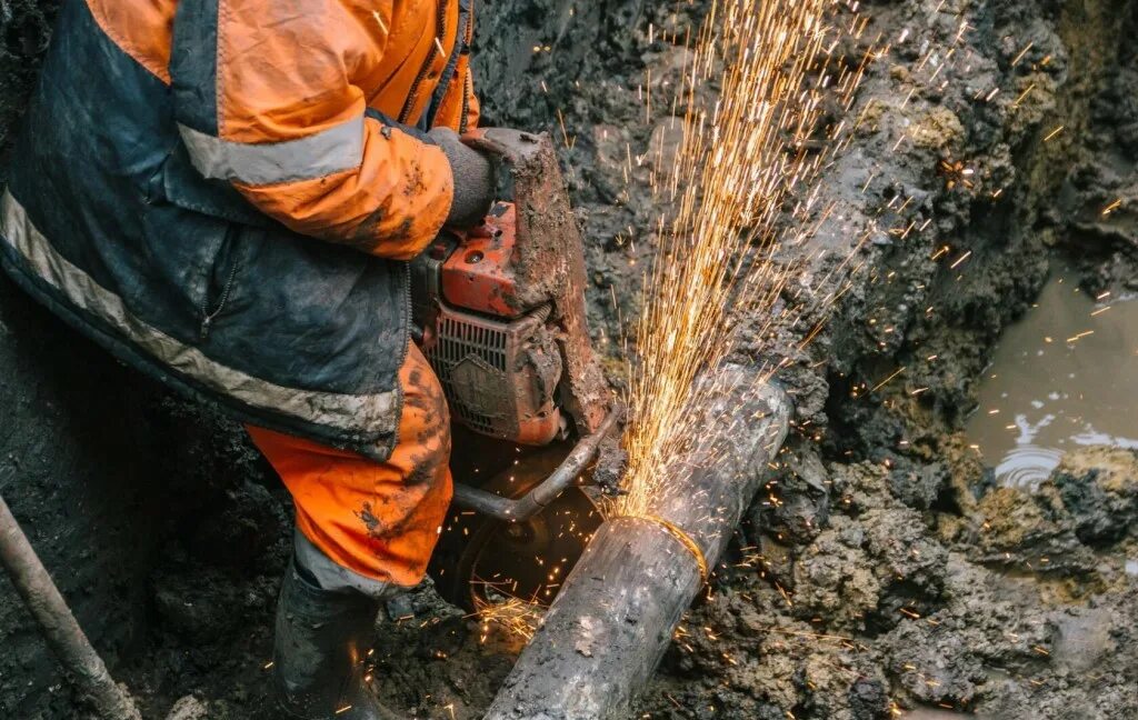 Сеть порыв. Ремонт трубопровода. ремонтные работы на сетях водоснабжения. порыв сетей водоснабжения. замена сетей водоснабжения.