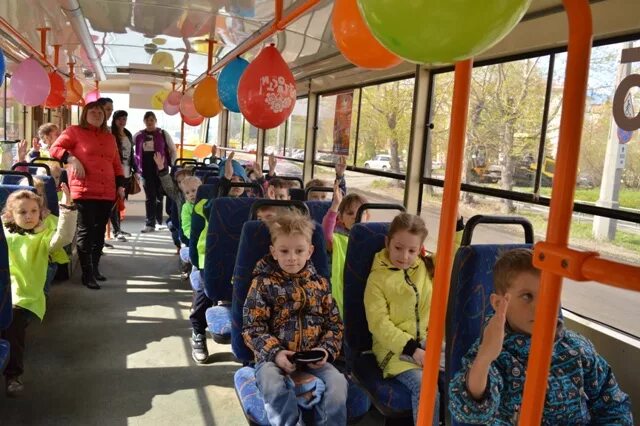 Экскурсия на трамвае. Трамвай для детей. Дети дошкольники на экскурсии. Экскурсия по Екатеринбургу на трамвае.