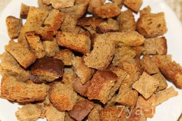 сухари сушка в духовке. сухари из булки. кусочки хлеба в духовке. гренки с чесноком в духовке. гренки кубики.