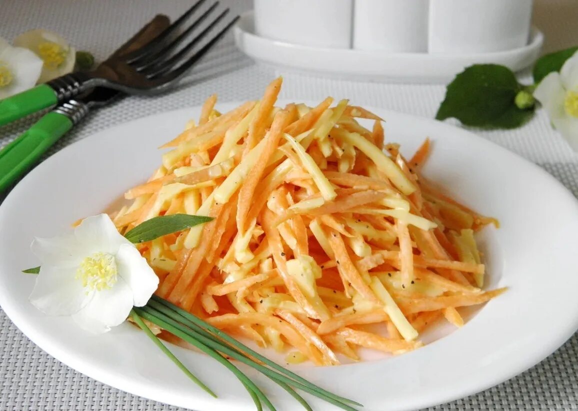 Салат из морковки. Салат из моркови с сыром. Салат из моркови с чесноком. Салат морковный с сыром.