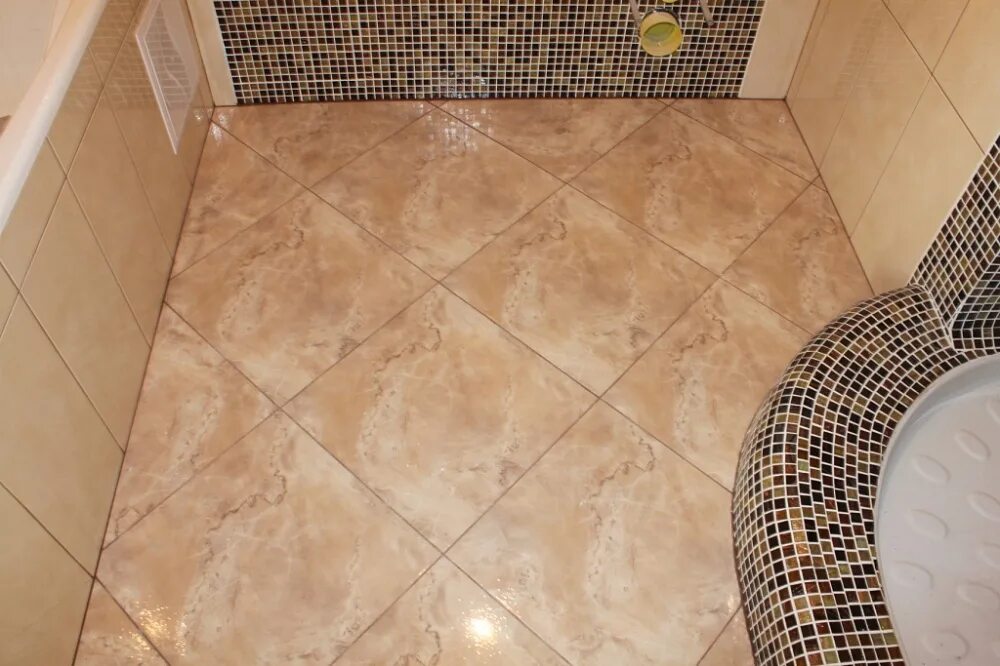 Половая плитка для ванны. Плитка на пол. Плитка для пола в ванной. Плитка по диагонали. Плитка по диагонали на полу.