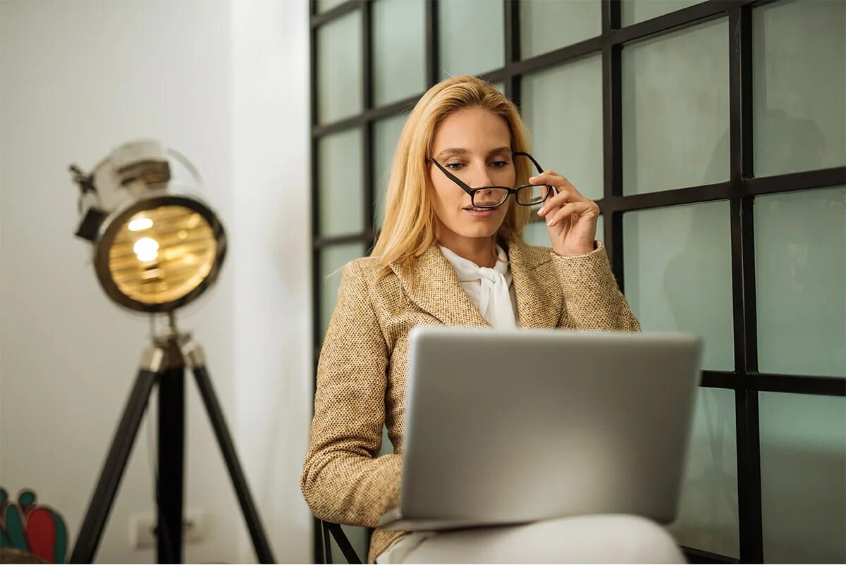 Продюсер образовательных курсов. Онлайн курсы. Презентация яндекс маркет оператор. Продюсер онлайн курсов. Онлайн продюсирование.