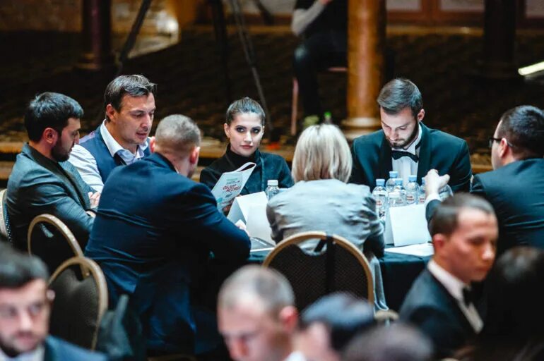 Деловой мужчина. Клуб предпринимателей. Закрытый бизнес клуб. Клуб предпринимателей. В клубе бизнесменов состояние.