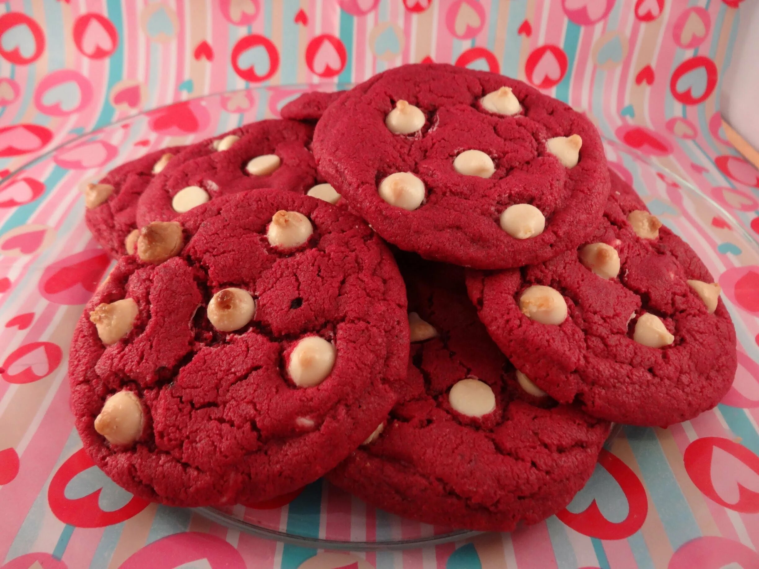 Red cookies. Печенье бархатное. Красное печенье. Красная печенька. Красное печенье Эстетика.