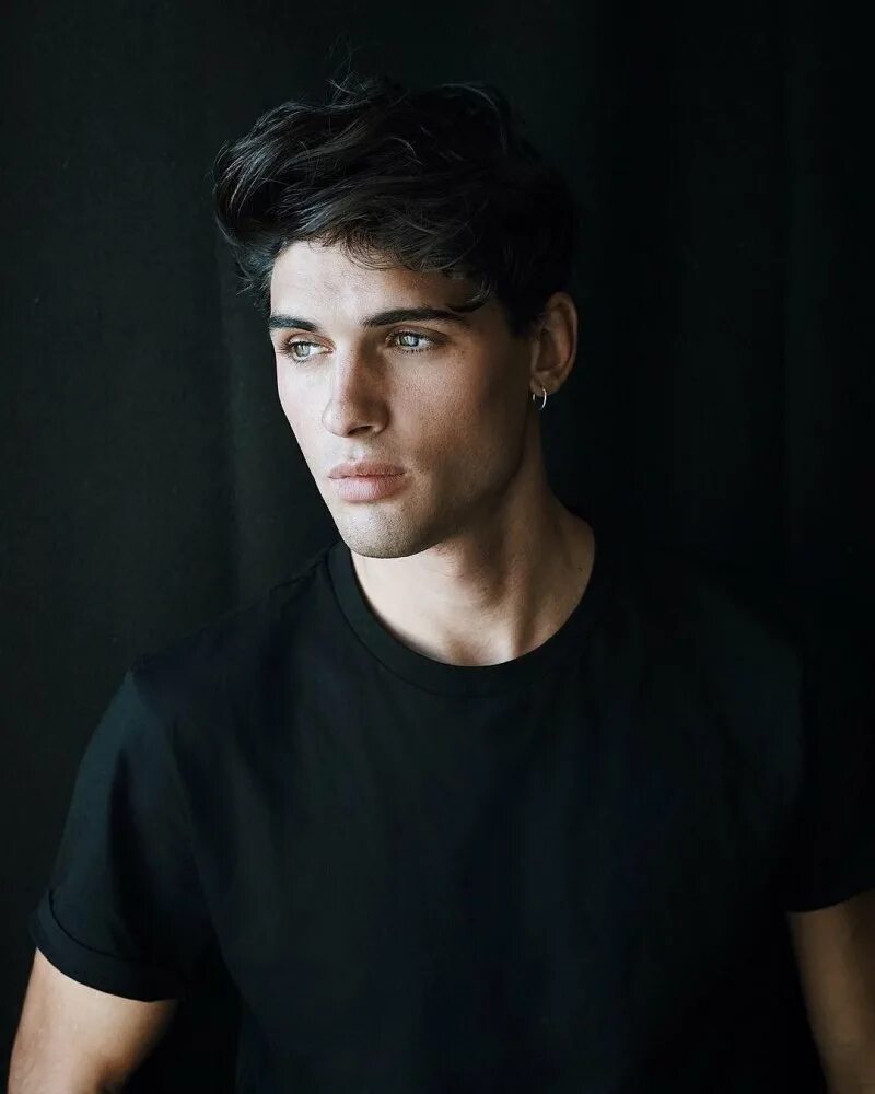 Пацан брюнет. Греческий певец костас мартакис. Темноволосый парень. Красивые парни. Парень брюнет с зелеными глазами.