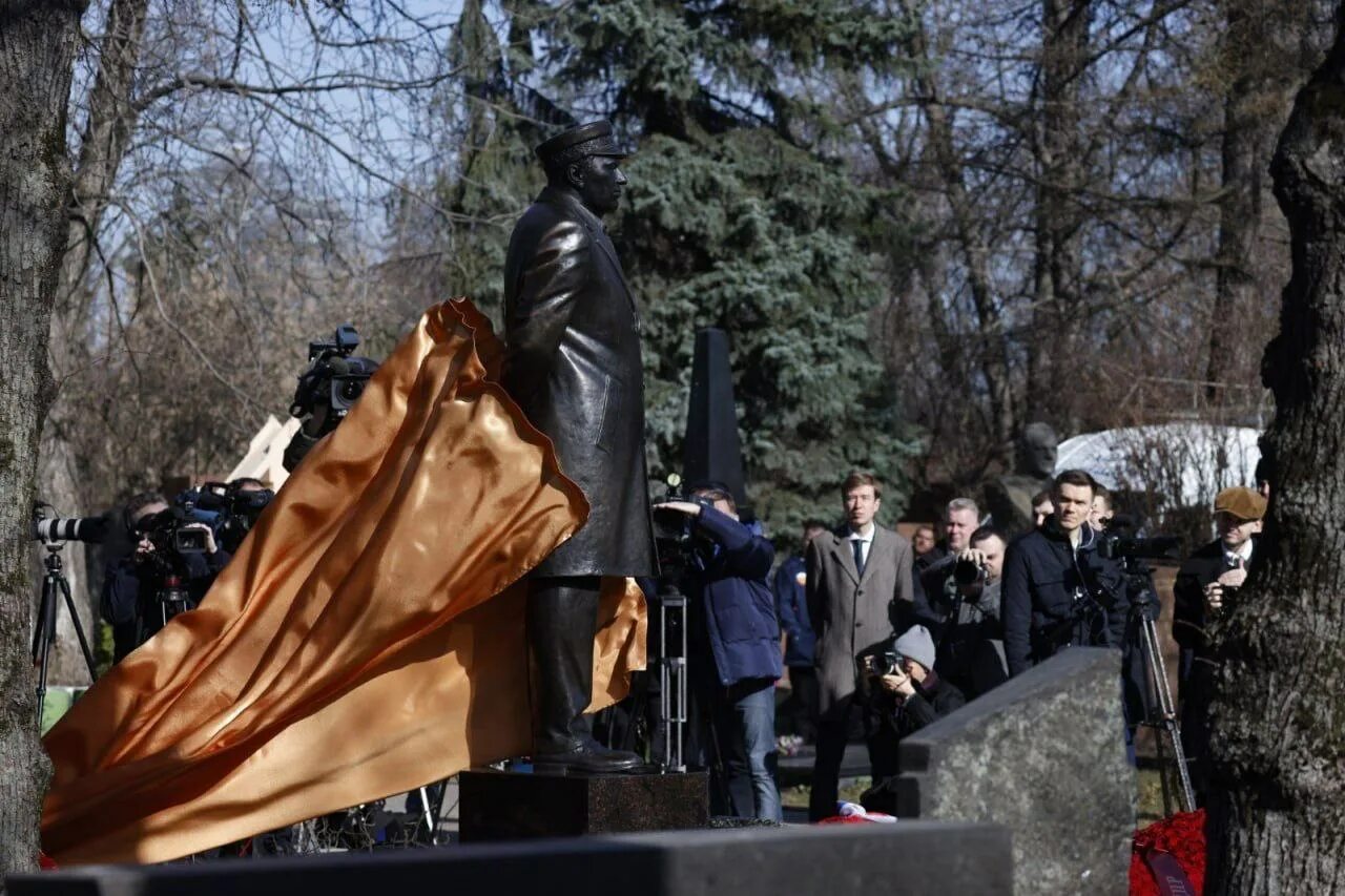 Памятник Жириновского в Москве на Новодевичьем кладбище. Памятник Жириновскому на Новодевичьем кладбище фото. Памятник Владимиру Жириновскому на Новодевичьем кладбище.