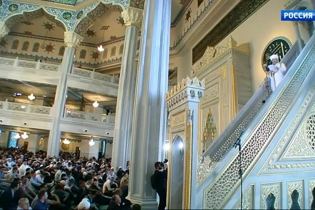 Праздничный намаз в москве. Мечеть в праздники в москве. Соборная мечеть в москве прямая трансляция. Ураза байрам. Ураза байрам трансляция из уфимской соборной мечети.